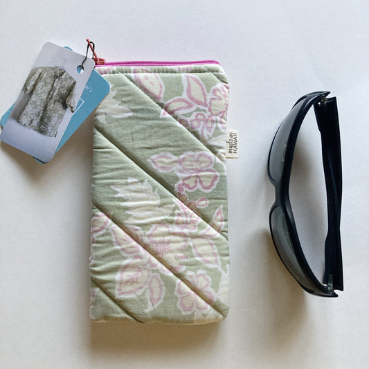 Hana Hou / Sunglass Pouch 005 / Made in Hawaii with pre-loved aloha shirt