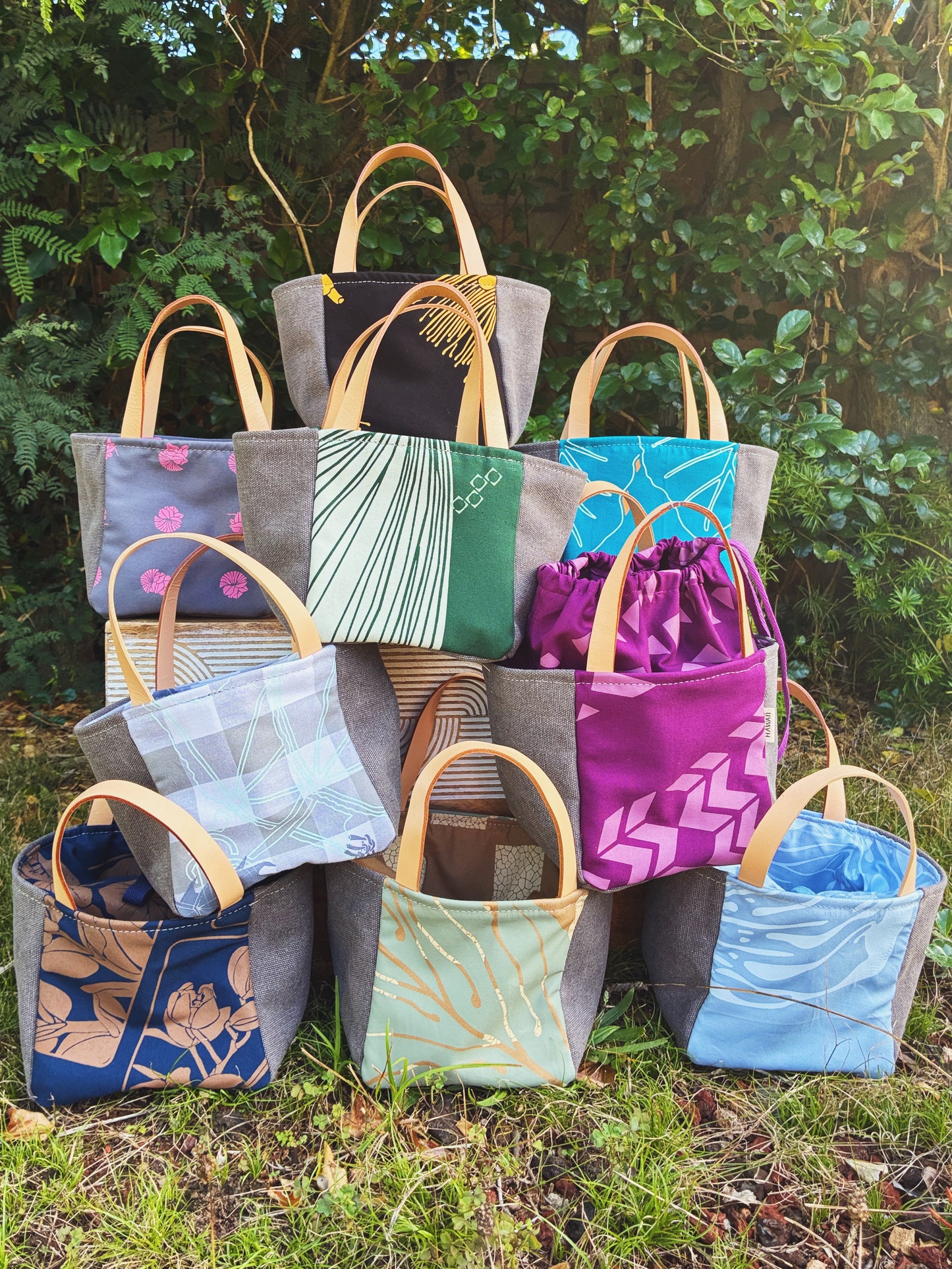HAWAI'I ARTIST // MINI BOX TOTE 002 // Print design by Sig Zane Designs